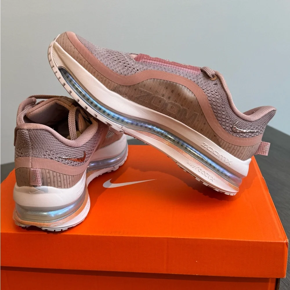 Women’s Nike Pegasus Premium - Picture 2 of 4